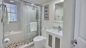 Shower, hair dryer, towels - 406 Mariners Club - 3 bedroom elegant tri-level townhome with views of the ocean (Tavernier)