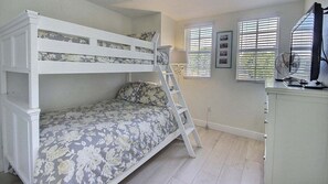 3 slaapkamers, een strijkplank/strijkijzer, gratis wifi, beddengoed