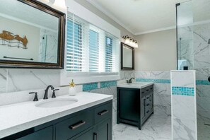 Combined shower/tub, hair dryer, towels - Huge oceanfront pet friendly home with large yard (Myrtle Beach)