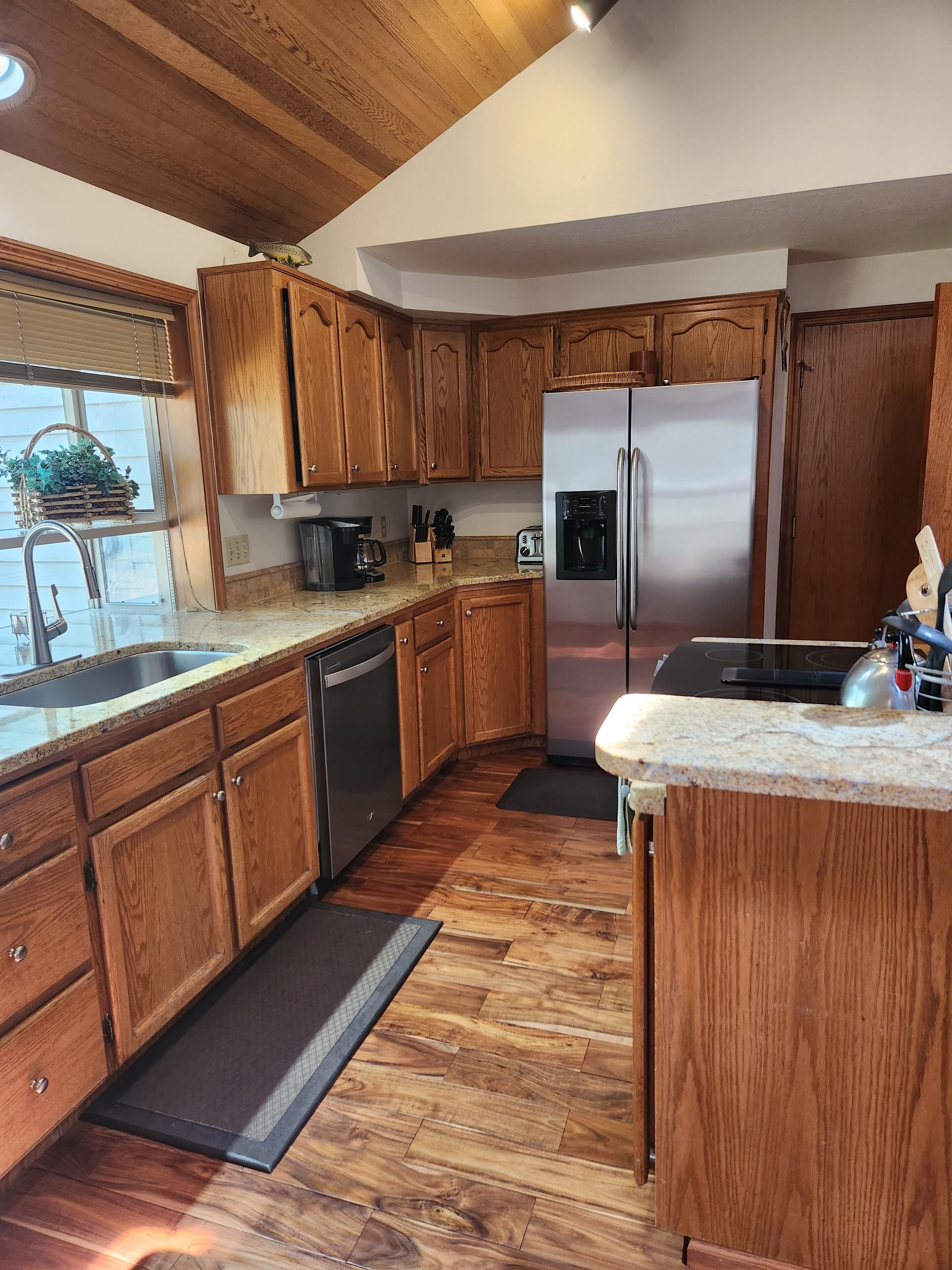 Perfect Escape! 3 BR home, SHARC passes/hot tub/bikes