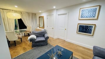 Smart-tv, eldstad och böcker