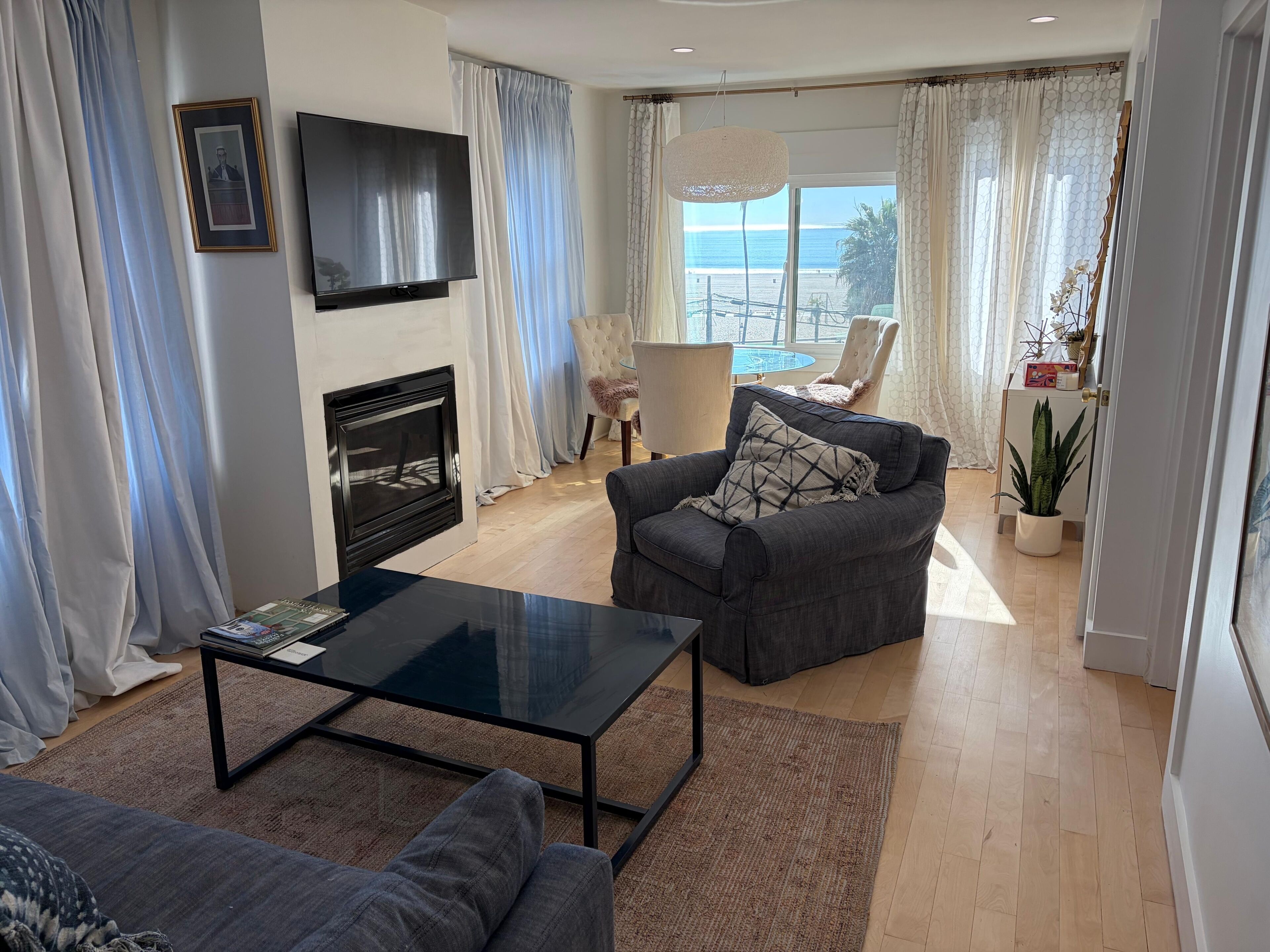 Een smart-tv, een open haard en boeken