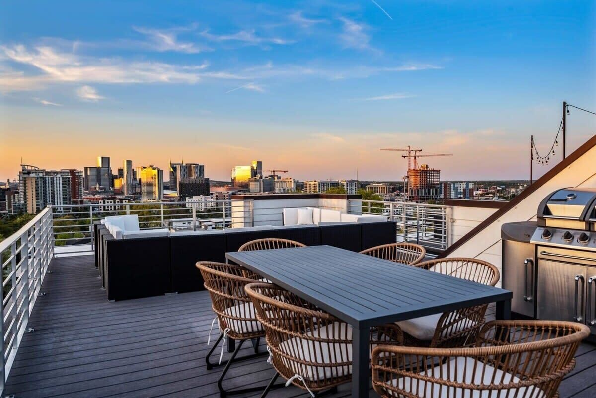 Summer End Sale! Stunning Rooftop: Gulch Area