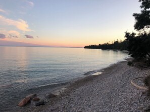 On the beach - Rustic Authentic Michigan Log Cabin (Beaver Island)