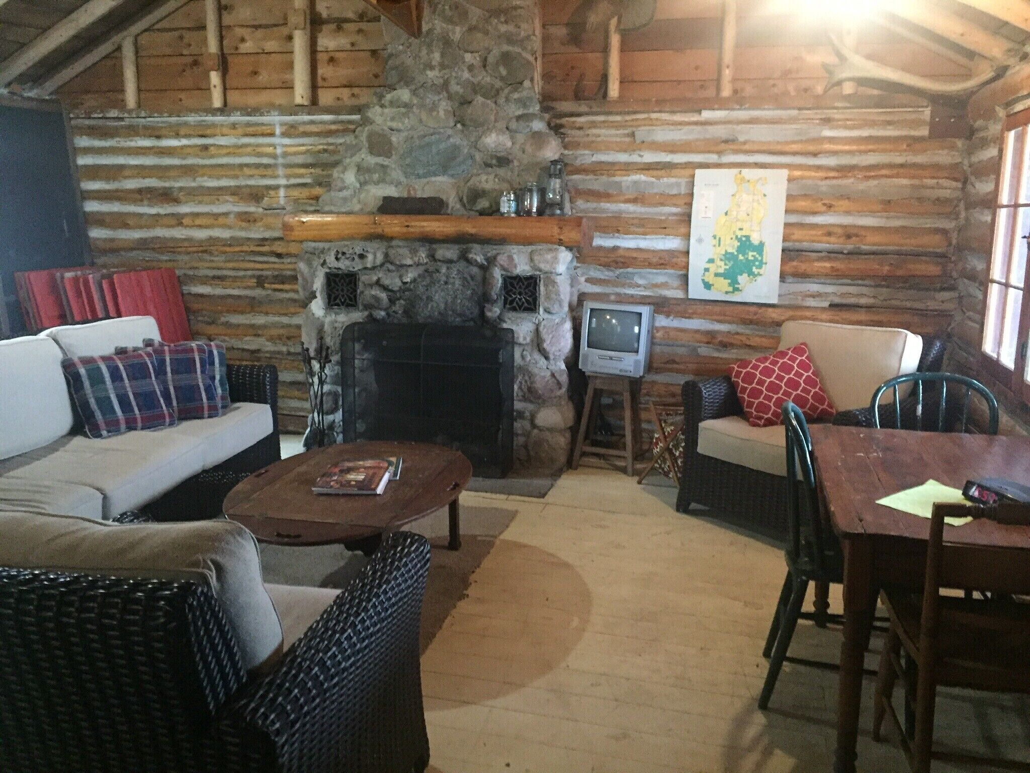 Televisión, chimenea y reproductor de DVD 