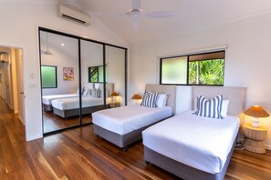 4 habitaciones, tabla de planchar con plancha y cuna de viaje 