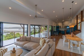 Flat-screen TV, DVD player, stereo - Cowries - Hamilton Island (Hamilton Island)