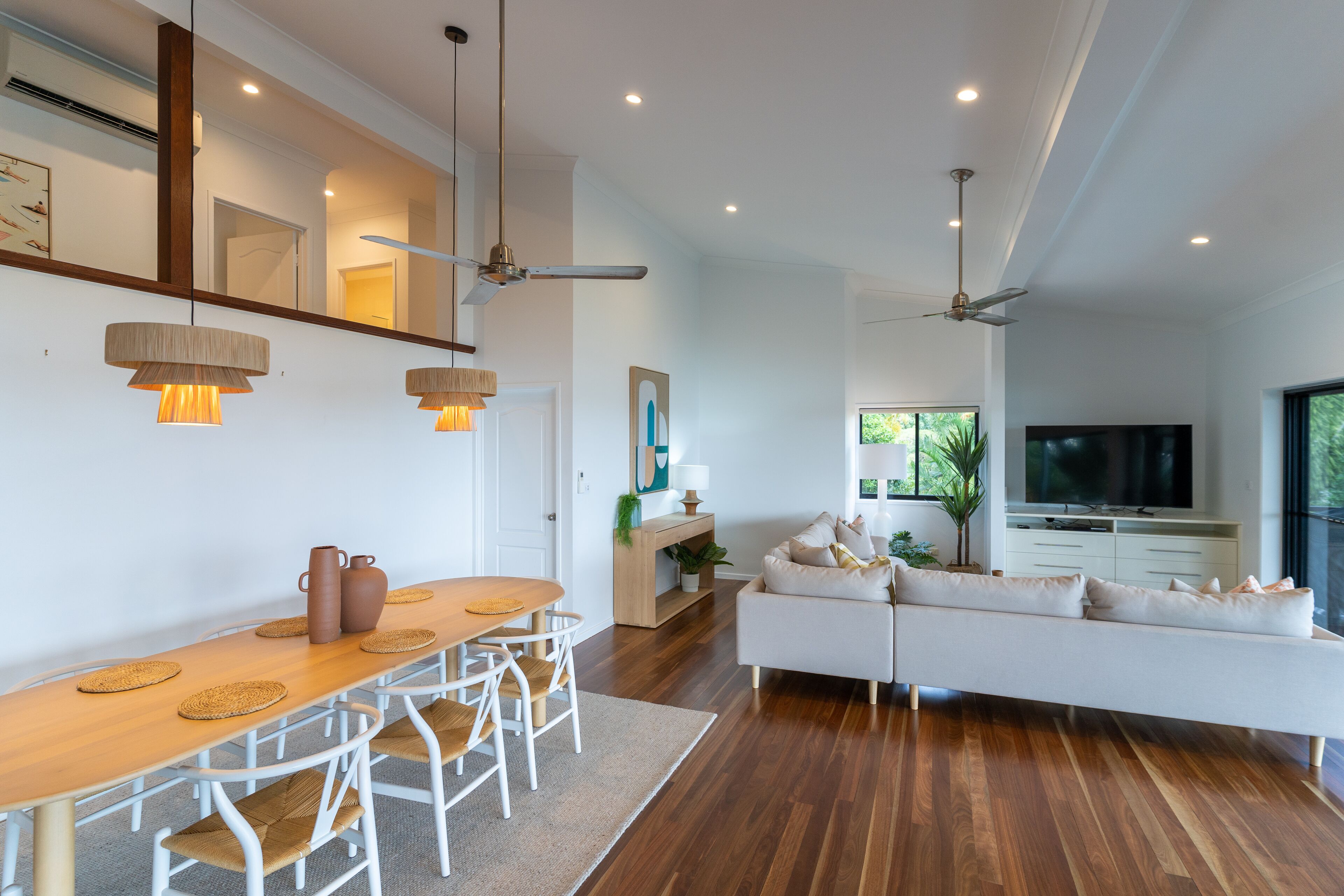 Flatskjerm-TV, DVD-spiller og stereoanlegg