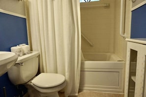 Bathtub, towels - MadPad - Unique Family Home on Golf Course (La Pointe)