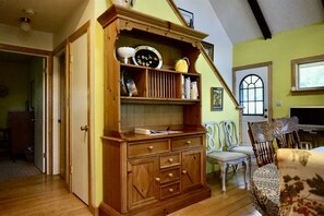 Interior - MadPad - Unique Family Home located right on the Golf Course! (La Pointe)