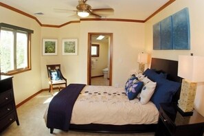 7 間睡房、房內夾萬、書桌、熨斗/熨衫板