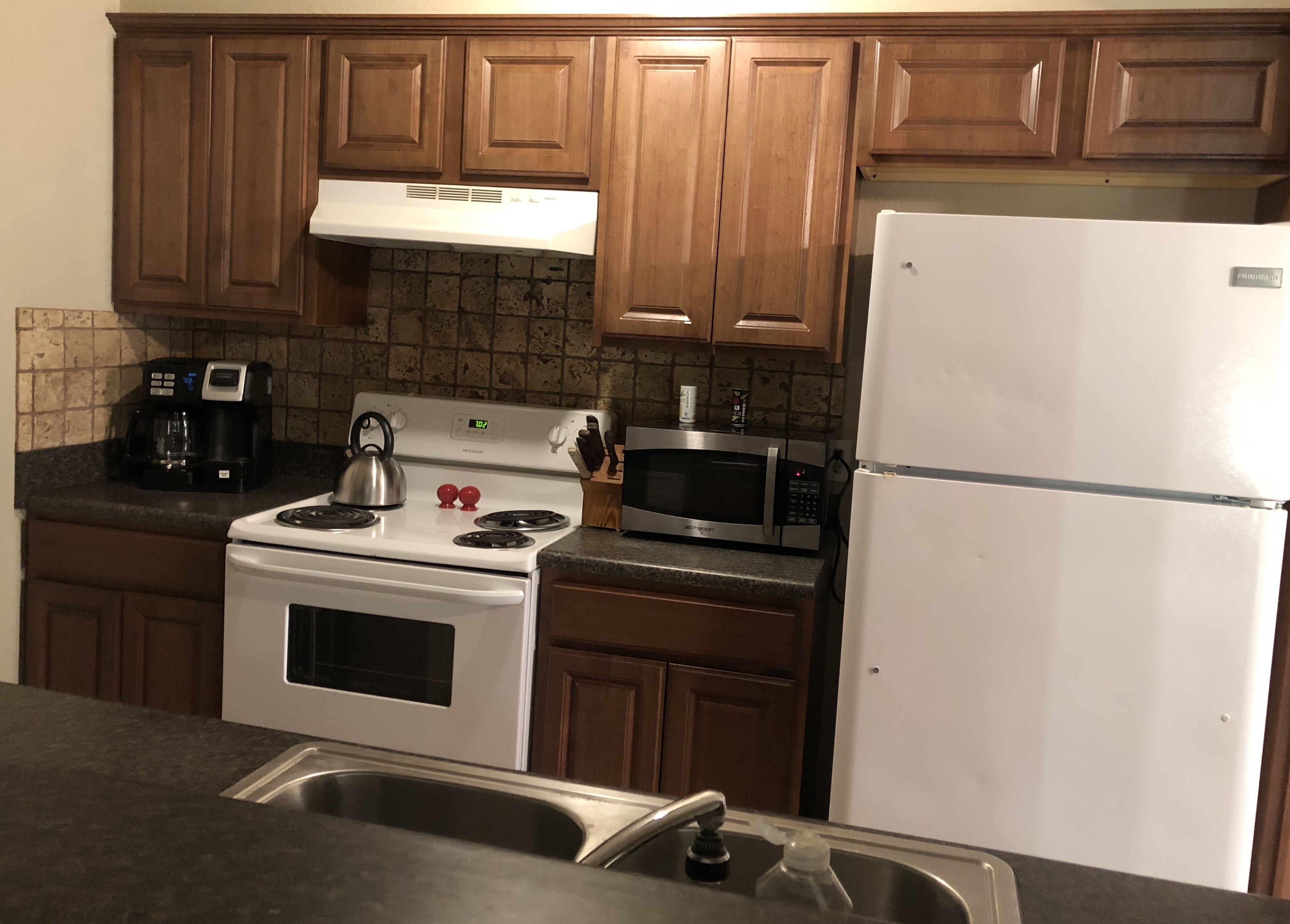 All the Comforts of Home Duplex. Backyard grill and atmosphere. Extra services!