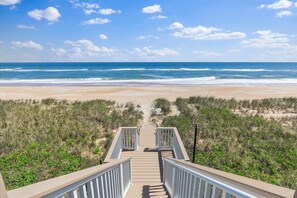 On the beach - Seaview Home, Oceanfront Deck & Beach Access (Ponte Vedra Beach)
