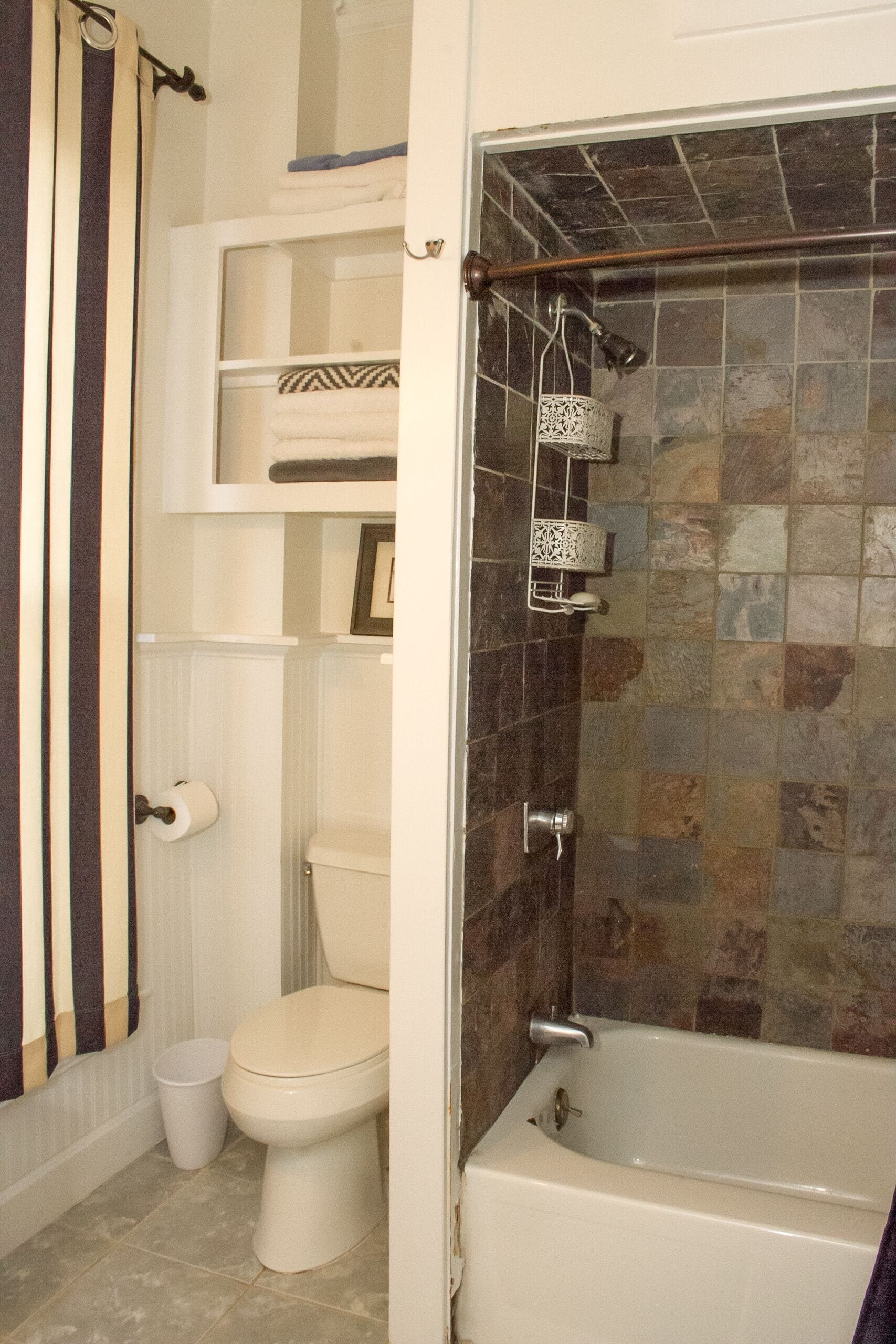 Baignoire, serviettes fournies, savon, papier de toilette