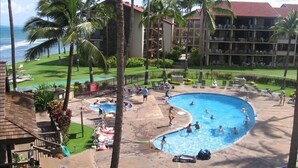 A resort with a large pool area, palm trees, and a view of the ocean. - Spectacular OCEANFRONT! 2BR/2BA Papakea L-305. June 14 - 18th 250/nt (Kaanapali)