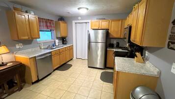 冰箱、微波炉、烤箱、炉灶