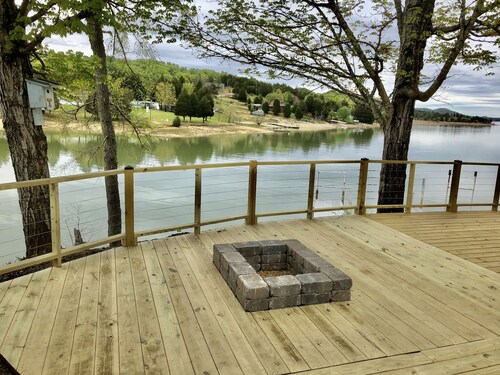 * LAKEFRONT * Ziehen Sie den Netzstecker in unserem Lakehouse mit Bootsrampe und eigenem Dock - ohne WIFI 