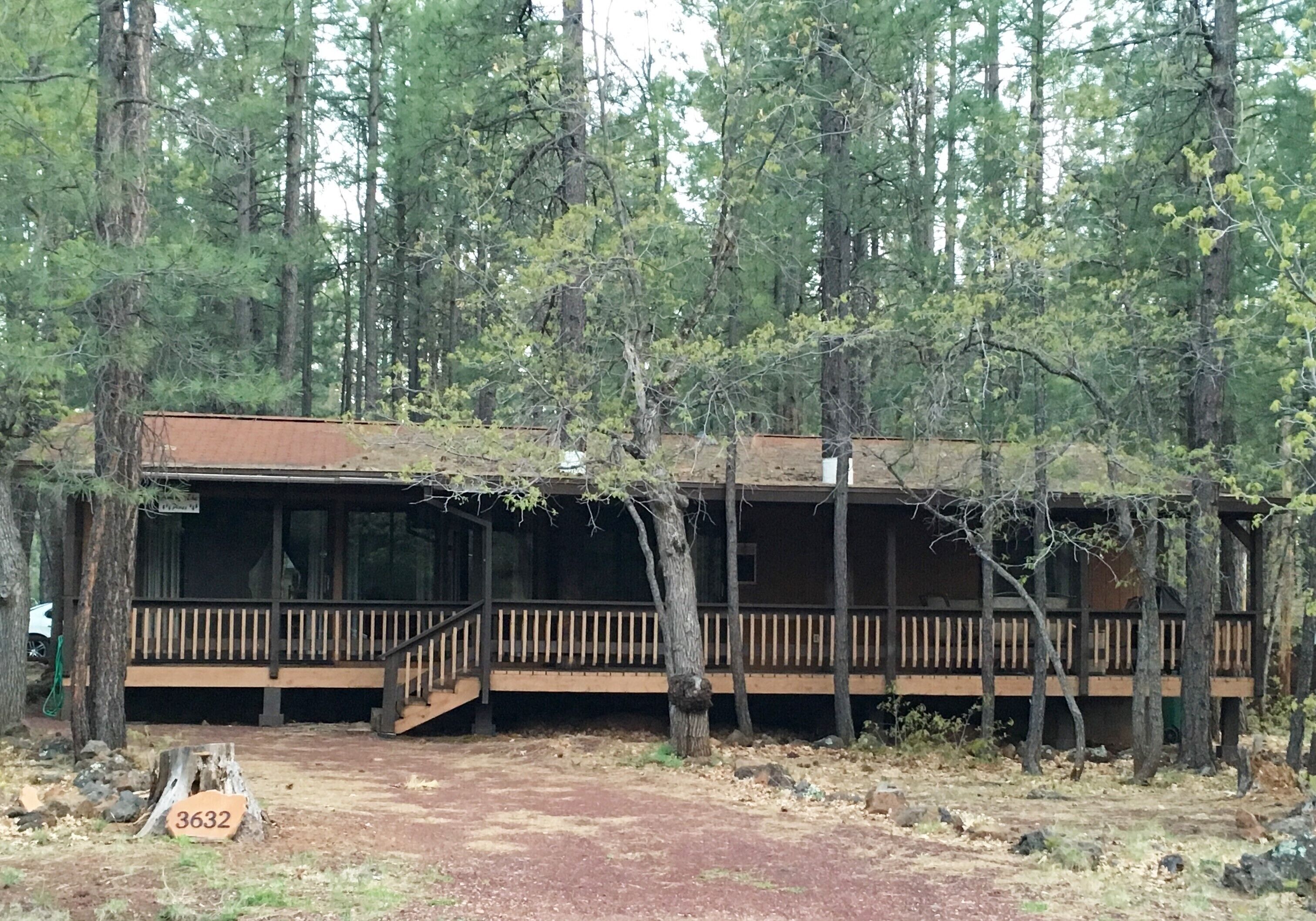 Wonderful 2 bedroom Updated Family Cabin in PCC. Central Heat. Close to Skiing! 