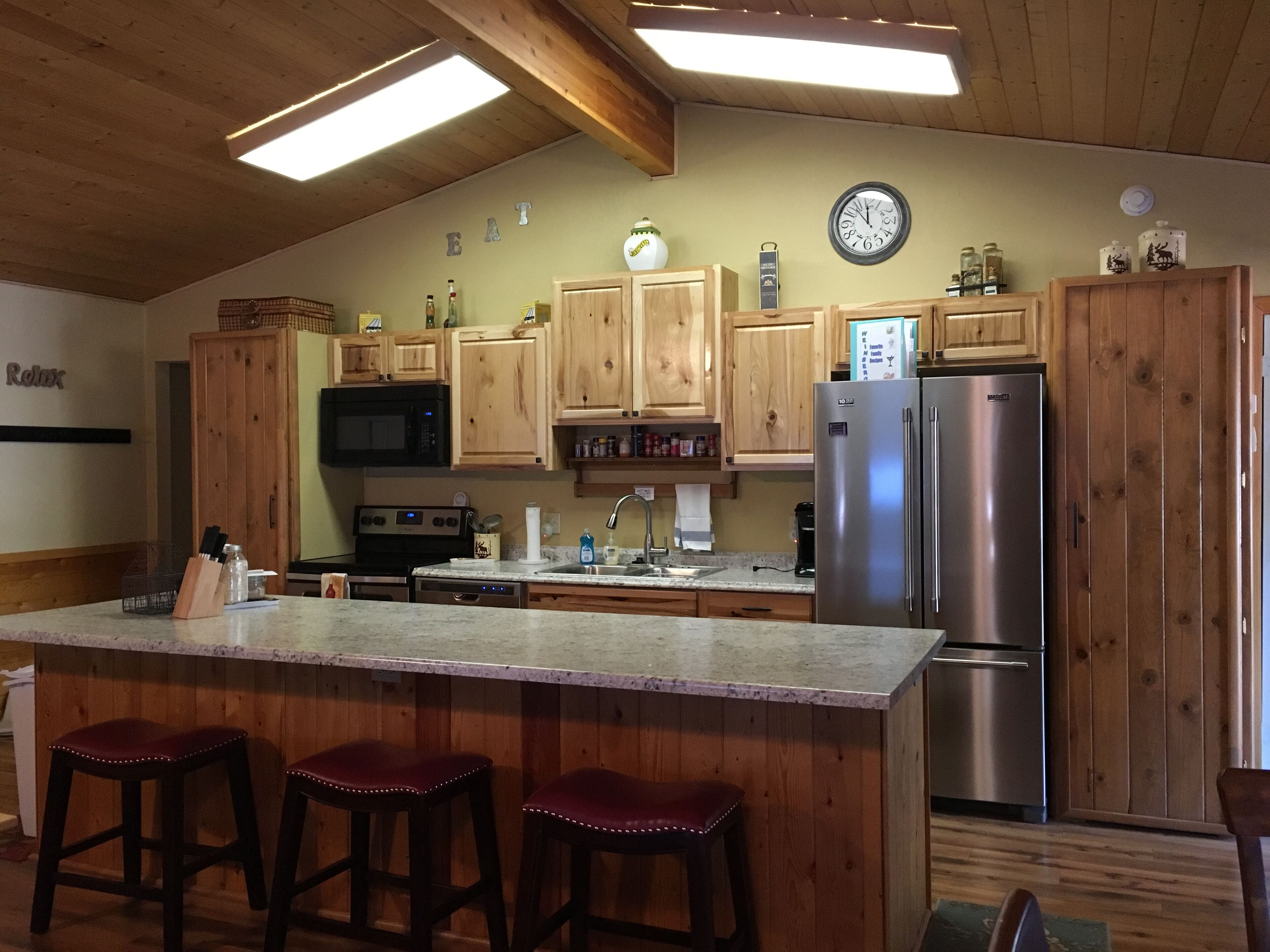 Wonderful 2 bedroom Updated Family Cabin in PCC. Central Heat. Close to Skiing! 