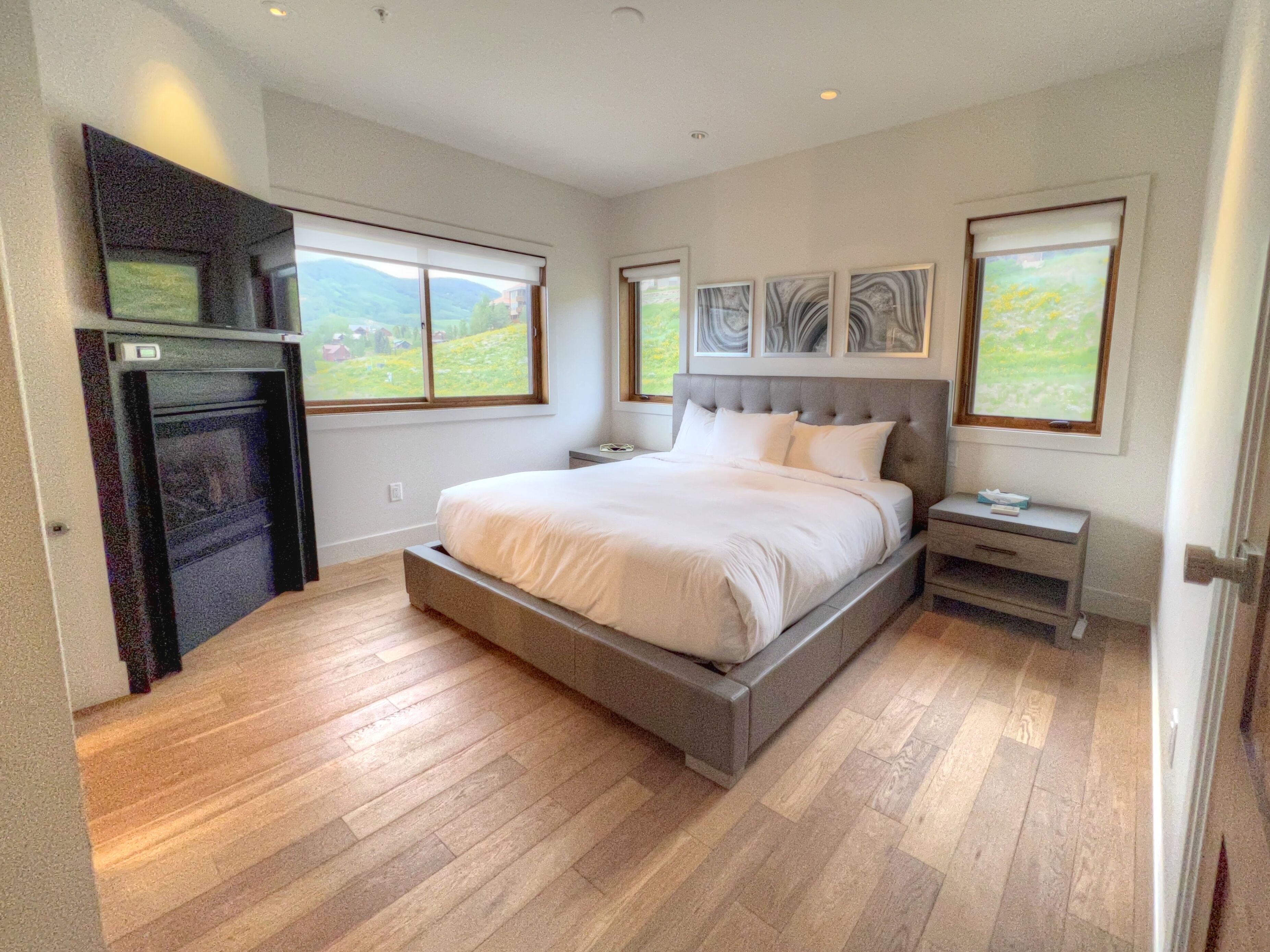 NEW! Luxuriously Furnished, Great Location, Beautiful 3 Bedroom Condo!