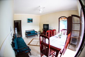 TV - House with pool 50 meters from the beach (Balneário Itaóca)