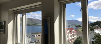 Bonito apartamento de vacaciones, situado en el centro con espectaculares vistas al mar ya la montaña