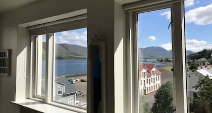Bel appartement de vacances, situé au centre avec une vue spectaculaire sur la mer et la montagne