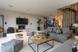 Een televisie, een open haard en een stereo