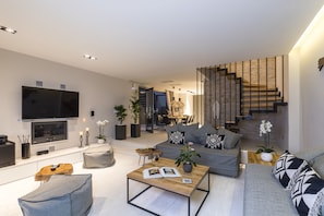 Fernseher, Kamin, Stereoanlage