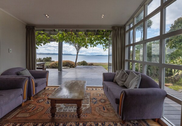 المنشأة من الداخل