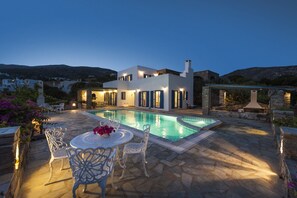 Outdoor pool - Pure White Villa: 7 Bedrooms, 16 Guests, Sea View, Aspro Chorio Village


 (Egeo)