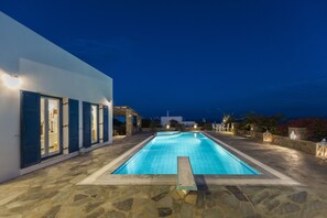 Outdoor pool - Pure White Villa: 7 Bedrooms, 16 Guests, Sea View, Aspro Chorio Village


 (Egeo)