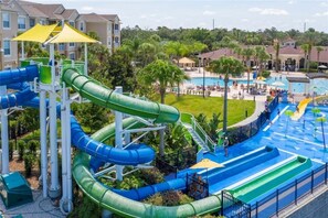 Una piscina al aire libre, una piscina climatizada