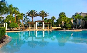 Una piscina al aire libre, una piscina climatizada