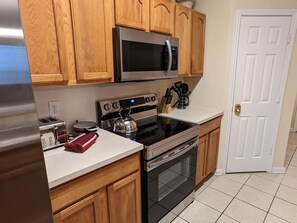 Frigorífico, microondas, horno y placa de cocina