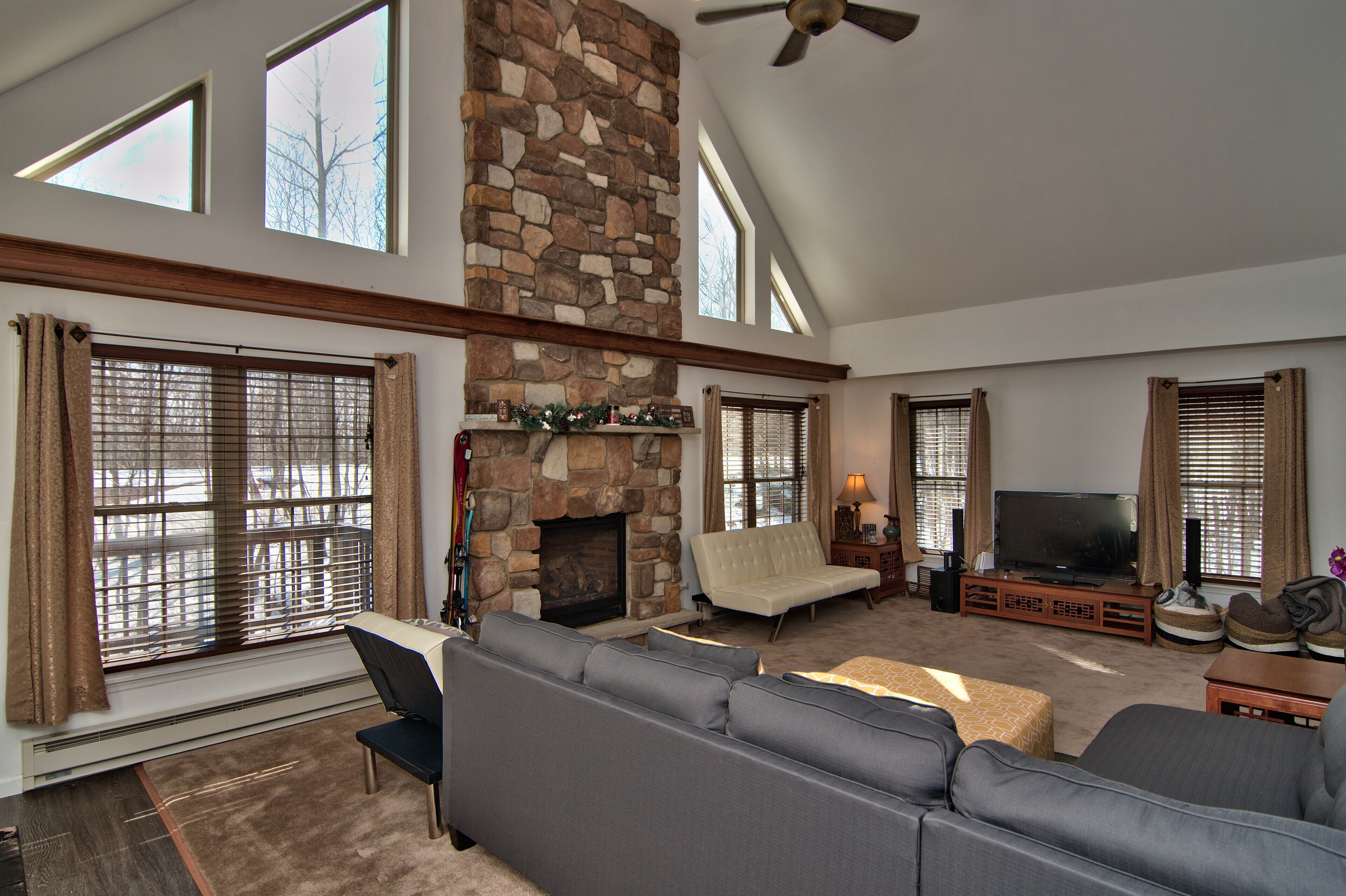 Ski JFBB Log Chalet home (modern, luxury, & New) Pocono Raceway