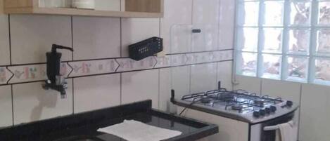 Geladeira, micro-ondas, cooktop, torradeira