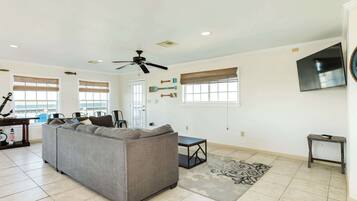 Een televisie en een kantoor