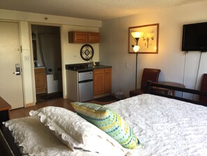 1 bedroom, iron/ironing board, internet, bed sheets - Affordable! Waikiki wonderful view Studio (Honolulu)