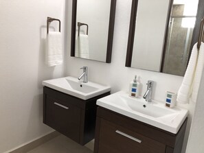 Douche, sèche-cheveux, bidet, serviettes fournies