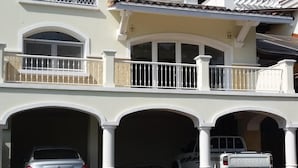 Une maison à deux étages avec une allée couverte et un garage.