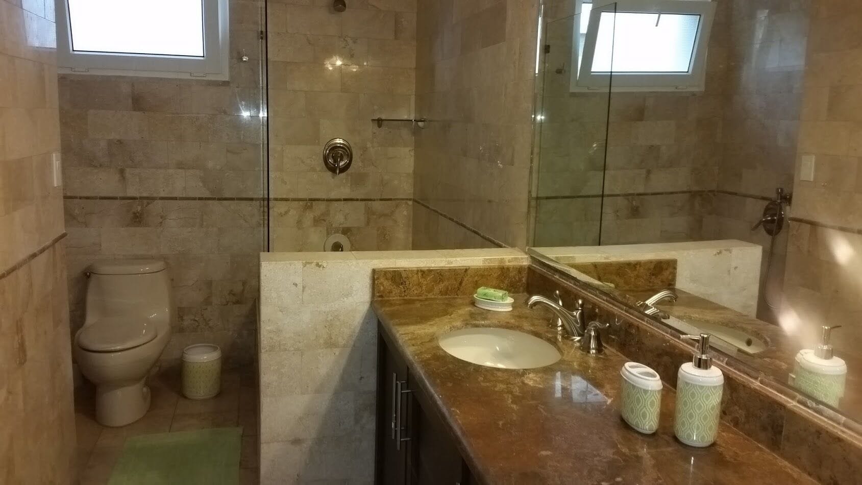 Baignoire, bidet, serviettes fournies, savon