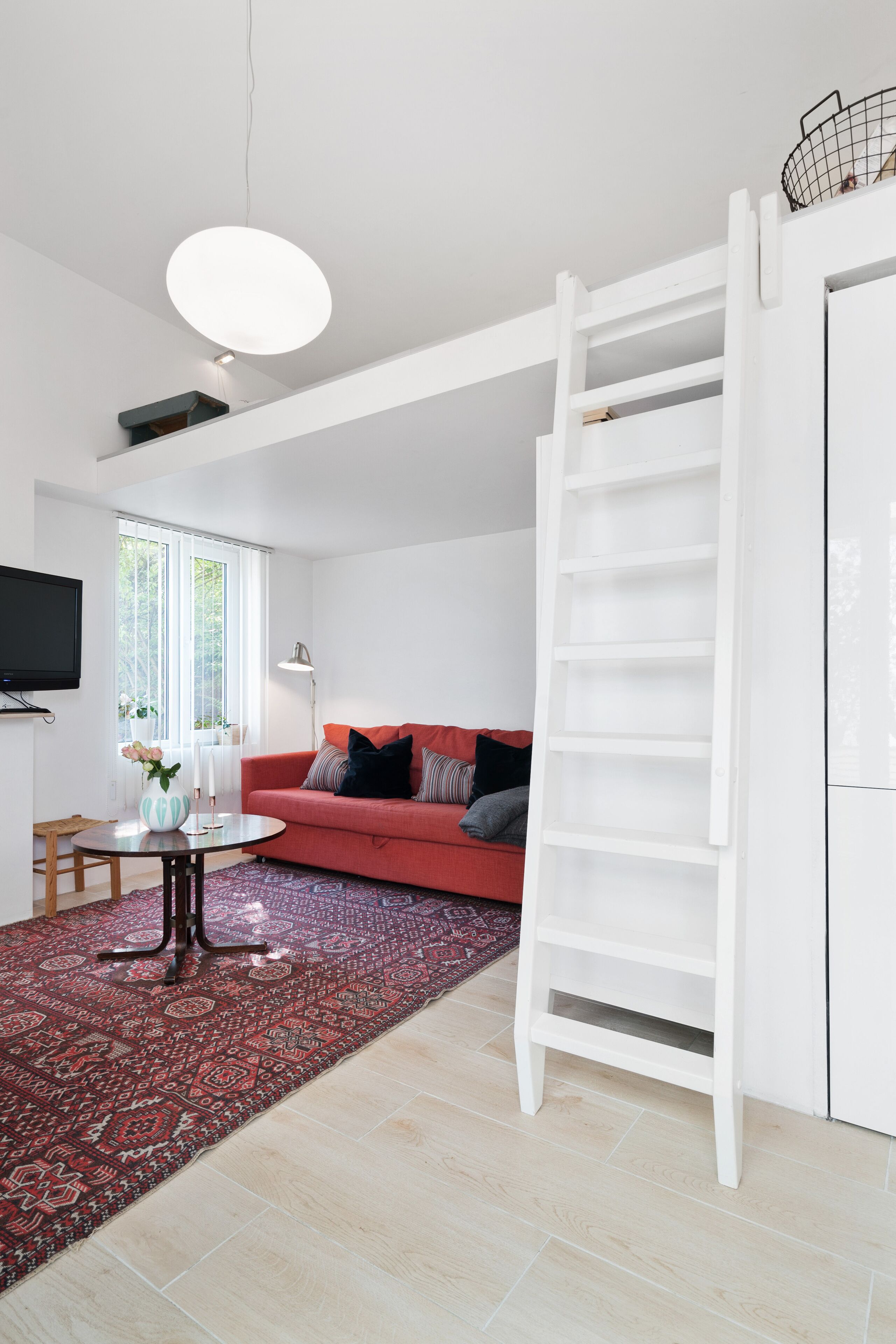 Smart TV, books, stereo