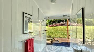 Shower, jetted bath, hair dryer, towels