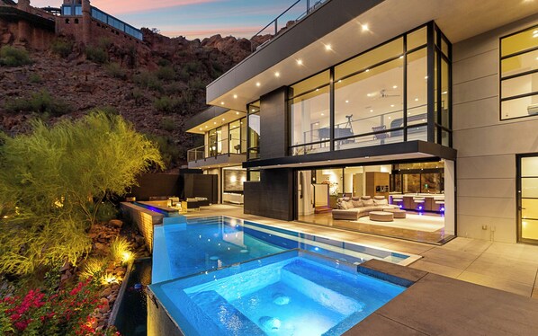 Outdoor pool, a heated pool - Private Trailhead, Infinity Pool, and Skyline Views from Camelback Desert Haven (Phoenix)