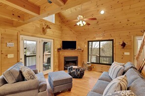 Tv, eldstad, dvd-spelare och ett filmbibliotek