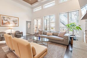 スマートテレビ、暖炉、テレビゲーム、DVD プレーヤー