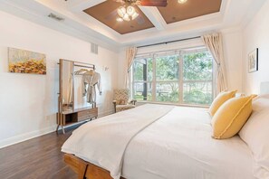 5 bedrooms, desk, iron/ironing board, travel cot - East ATX Luxury Home + Saltwater Pool + Near Downtown + on Lady Bird Lake Trail (Austin)