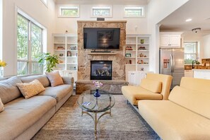 スマートテレビ、暖炉、テレビゲーム、DVD プレーヤー