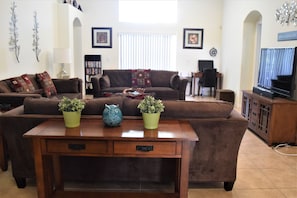 LCD TV, fireplace, DVD player, video library - Step into the villa and you will go WOW!!!-3 miles to Disney (Kissimmee)